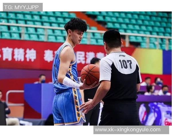 曾凡博向队友请求传球却遭无视队友选择独自进攻引发热议