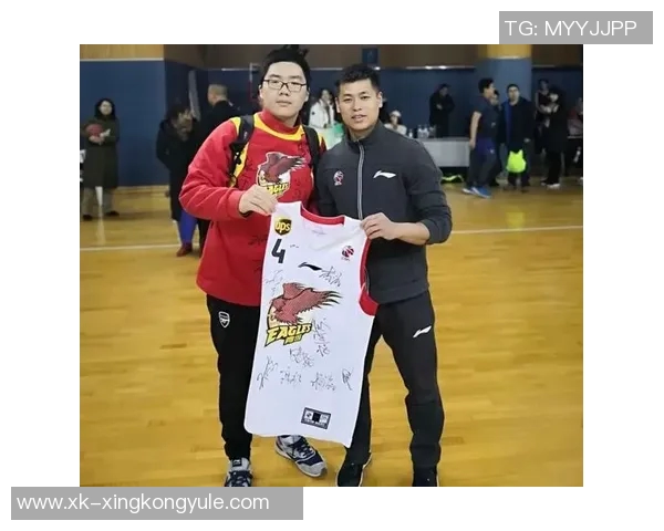 杨瀚森随队抵达多伦多加拿大网友街头偶遇成功合影留念